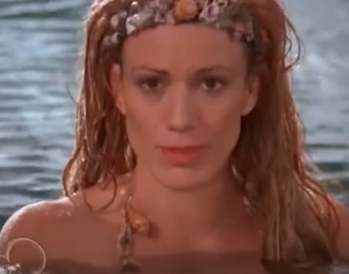 <b>Stephanie Chantel Durelli, Sirena</b>
<br>La icónica sirena de esta producción de 1999 fue interpretada por la actriz Stephanie Chantel Durelli. Su personaje era la madre biológica de Cody, el protagonista de la historia, pero lamentablemente tuvo de abandonarlo debido a su condición cuando apenas era un bebé. Al final de la película logra reencontrarse con él.