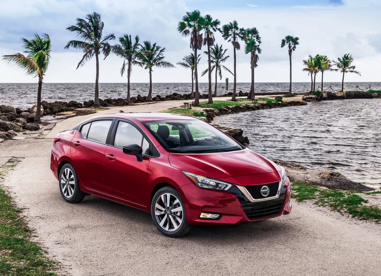 <b><h3 class="cms-H3-H3">Nissan Versa 2020 - $15,625</h3></b>
<br>
<br>El Versa llega totalmente rediseñado para 2020 en su tercera generación y se destaca por la amplia lista de elementos que recibe de serie, entre ellos: llave remota, botón de encendido, vidrios eléctricos, frenado automático con detección de peatones, reversa con frenado, advertencia de salida de carril y ajuste de intensidad de luces. Así también, ofrece un maletero lo suficientemente amplio para transportar varias maletas o las compras del supermercado.
<br>