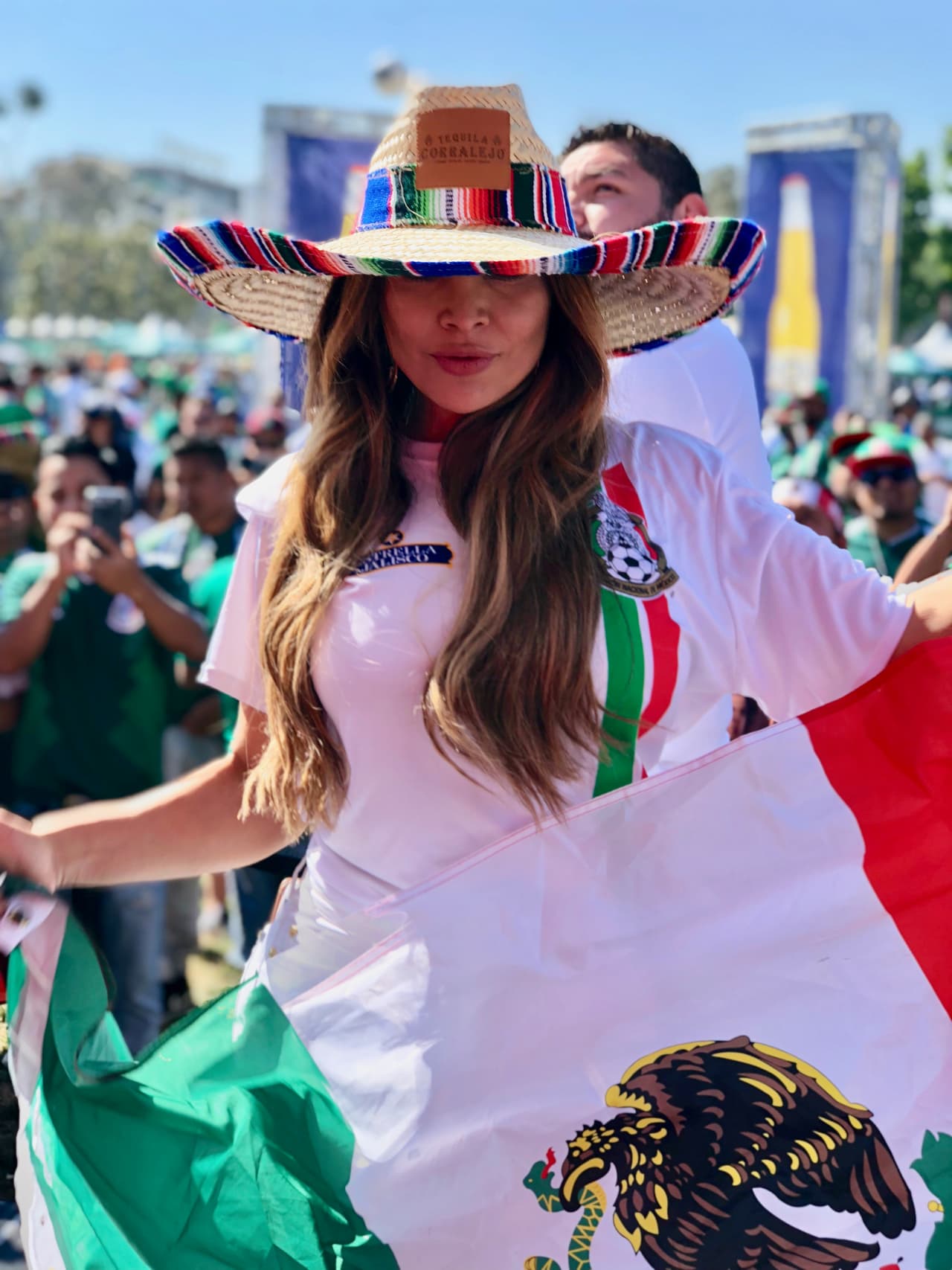 Con sombrero o sin sombrero, no hay día que la locutora no luzca radiante.