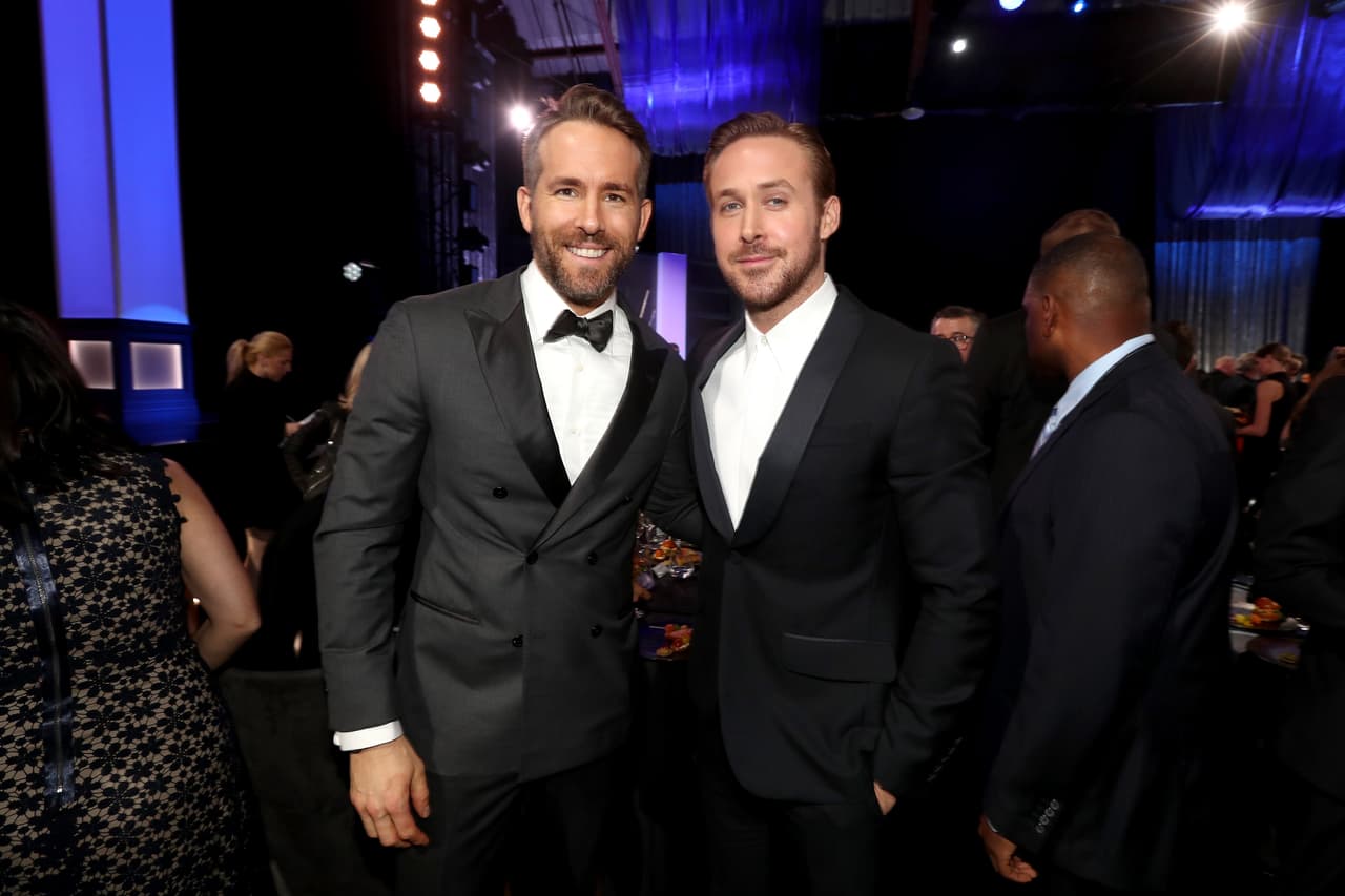 Ryan Reynolds, posando aquí con su tocayo Ryan Gosling, ganó el premio a artista del año por su papel en 'Deadpool'.