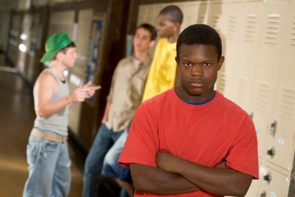 Los estudios demuestran que estas políticas duras de disciplina tienden a afectar más a los estudiantes de minorías y a los varones. El gobierno del ex presidente Barack Obama emitió en el 2014 unas guías a las escuelas para que estudiaran otras alternativas menos severas.