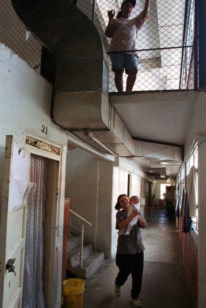 "También damos talleres para adolescentes y adultos. Son muchísimos los que necesitan ayuda. Tan sólo en una secundaria que está por aquí, que tiene 300 alumnos, 210 han perdido a uno de sus padres de manera violenta", cuenta.