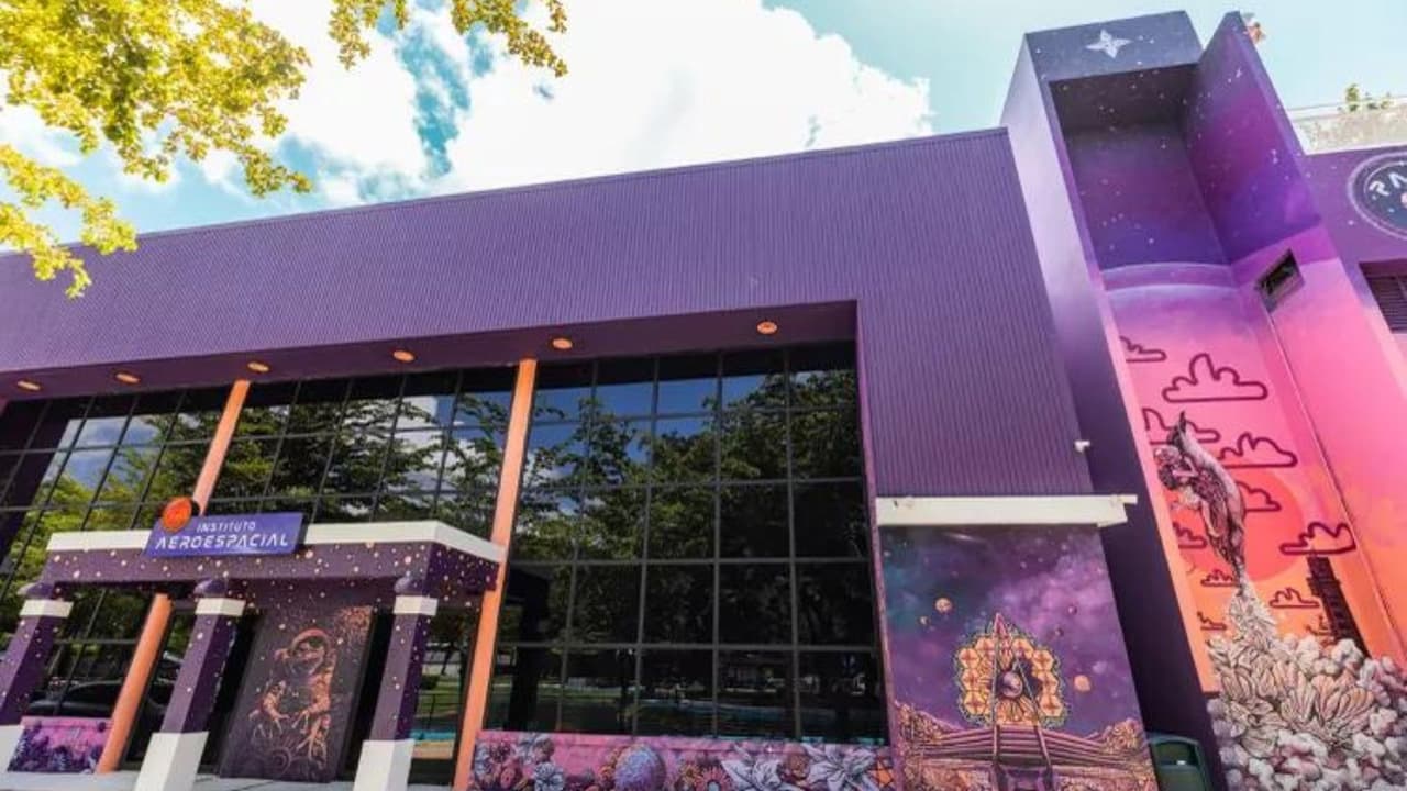 Los visitantes pueden disfrutar de experiencias de realidad virtual en el Instituto Aeroespacial, donde la tecnología cobra vida.