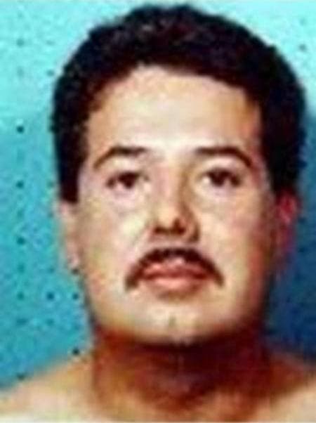 El FBI busca a 
<b>Leonel Isais García</b> en relación con el asesinato de su ex esposa el 17 de junio de 1997 en el condado rural de Riverside, California. La mujer fue encontrada muerta a tiros dentro de su automóvil estacionado cerca de una carretera. El hombre tiene supuestas relaciones con tráfico de drogas en México.