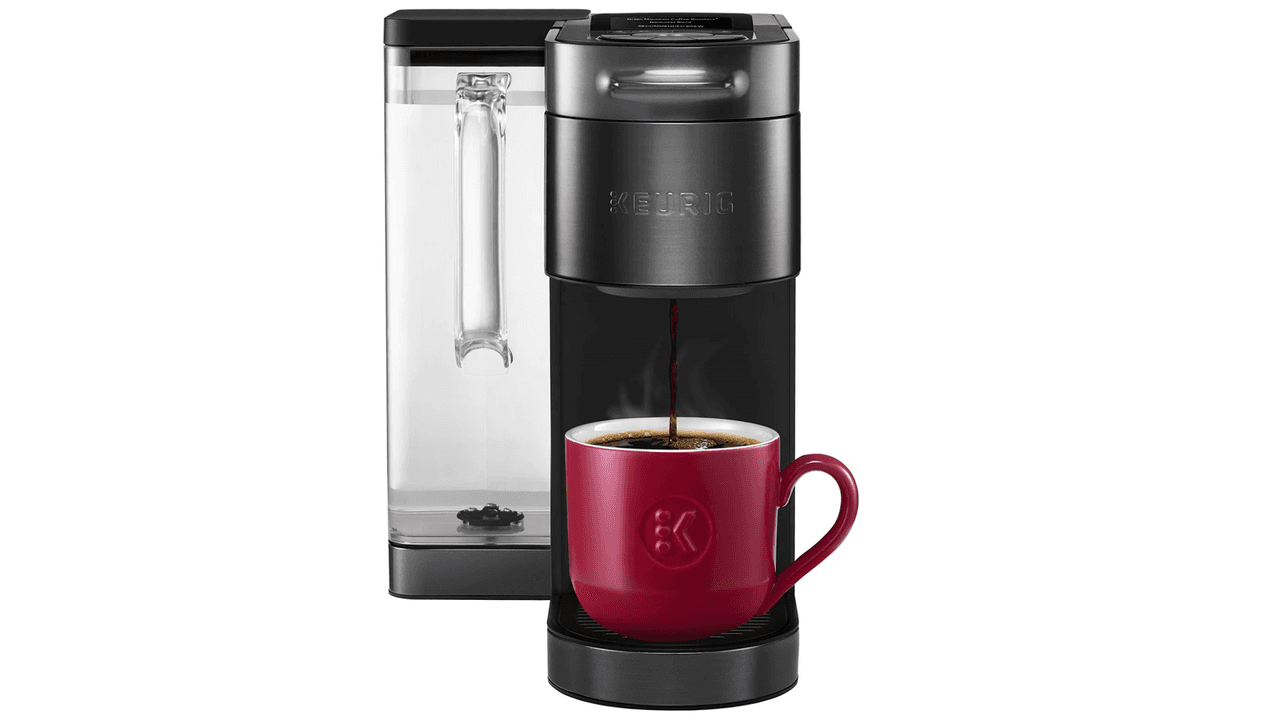 La cafetera usa 1,000 watts por hora ya que debe hervir el agua y calentar la placa de calor donde se coloca la jarra. Por lo tanto se recomienda no tenerla encendida todo el día.
<br>