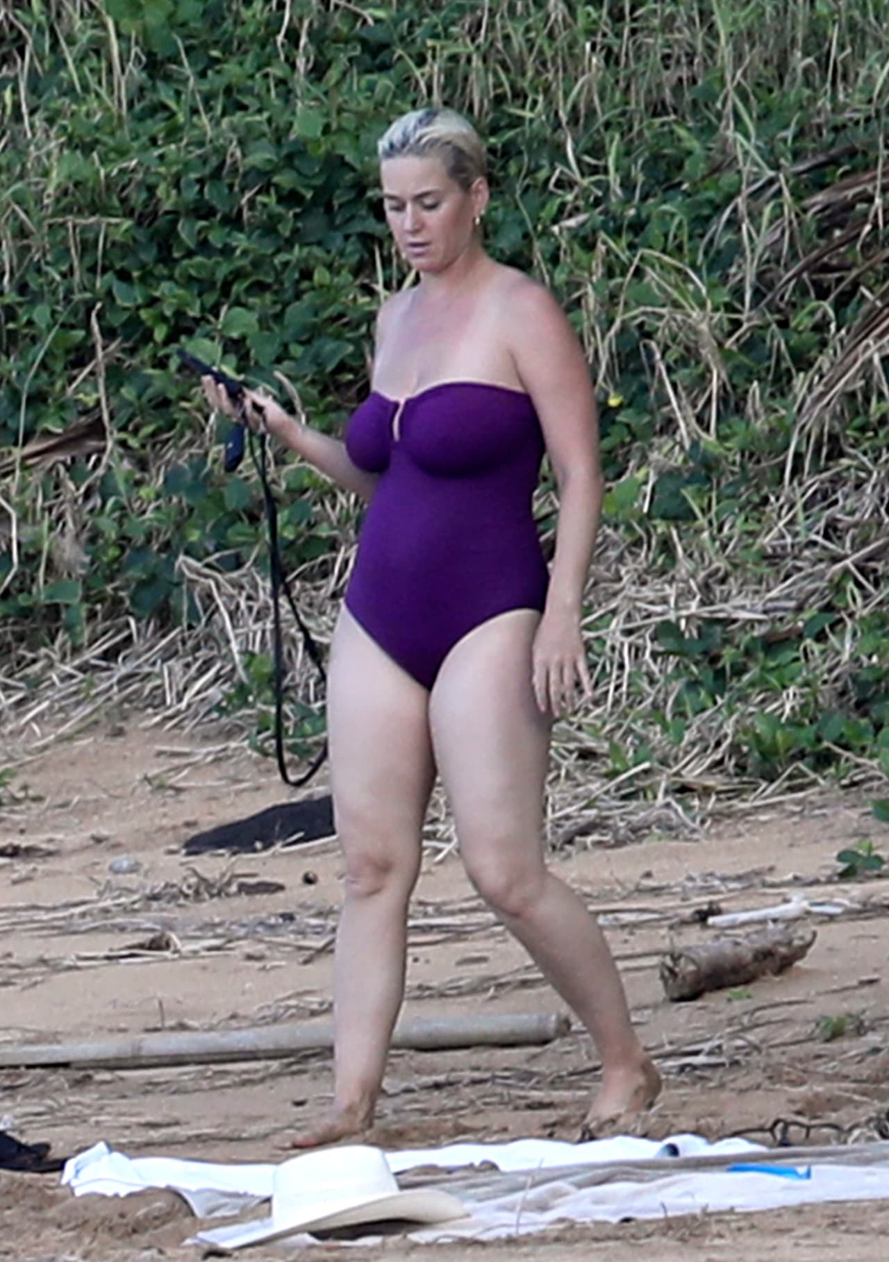 Seis meses después de convertirse en madre, Katy Perry presumió sus curvas durante un viaje que hizo a Hawaii. 
<br>