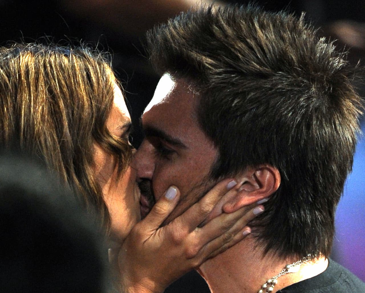 El cantante Juanes besó a su esposa, la actriz y modelo Karen Martínez, durante la entrega del Latin GRAMMY EN 2008. El colombiano fue el gran ganador de la noche. Ganó cinco premios en total, incluidos tres de los más importantes, como Grabación del Año, Álbum del Año y Canción del Año.