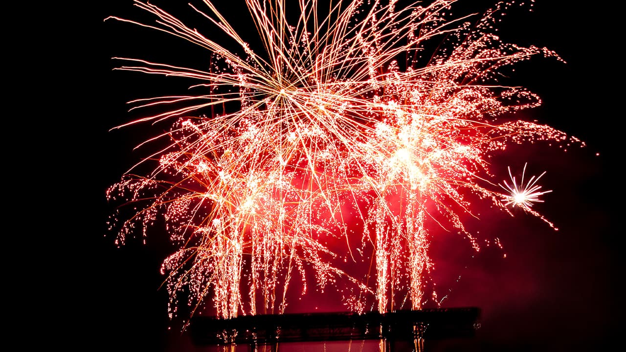 <b>CARY: </b>La celebración del Día de la Independencia de Cary incluirá una celebración gratuita el domingo 4 de julio en el anfiteatro Koka Booth desde las 5:30 p.m. La entrada general y el estacionamiento son gratuitos para el público, con un límite de 7,000 invitados dentro del lugar. Los fuegos artificiales serán a las 9:25 p.m.