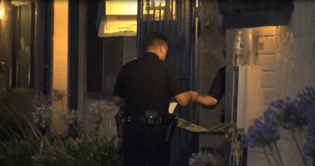 En la escena, una mujer con heridas en su brazo guió a los oficiales hacia la escena de los disparos.