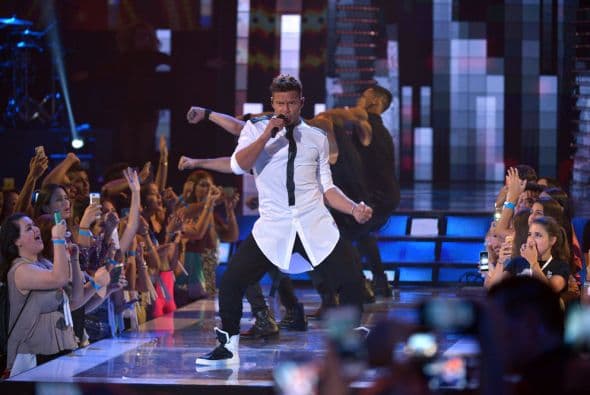 Ricky nos enamoró con el tema 'La Mordidita'.