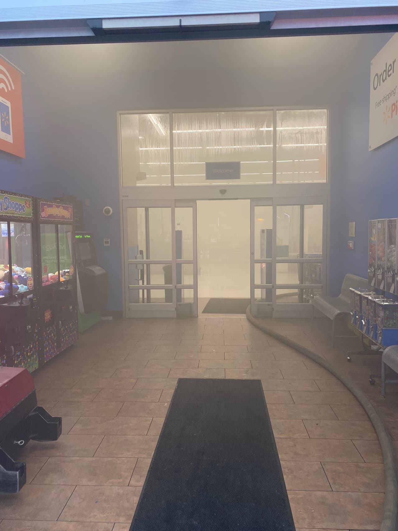 Debido al gran espacio abierto y la cantidad de humo generado, las cuadrillas permanecieron en la escena durante varias horas para extinguir los puntos calientes y limpiar el aire dentro del edificio. No hubo heridos. El incendio permanece bajo investigación y el edificio estará cerrado durante la limpieza.