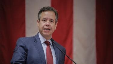 Acusan a alcalde Miguel Romero de despedir a decenas de empleados municipales de San Juan