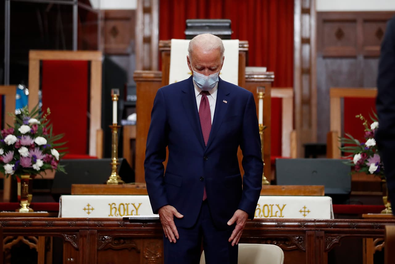 El precandidato demócrata a la presidencia Joe Biden baja la cabeza durante una oración en una visita a una iglesia de Wilmington, Delaware, el lunes 1 de junio de 2020. (AP Foto/Andrew Harnik)