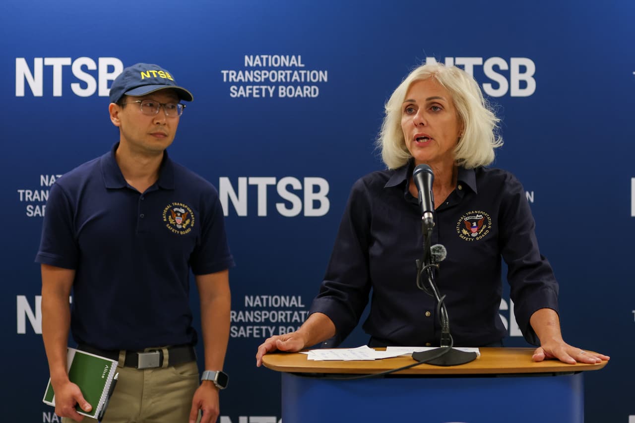 <b>Jennifer Homendy y el investigador principal Chihoon Shin</b>, no comentaron sobre elementos específicos de la investigación. La presidenta de la NTSB adelantó que el martes, 8 de septiembre, ofrecería más información sobre el accidente, que provocó 
<b>la cancelación de cientos de vuelos,</b> en pleno fin de semana del festivo del Día del Trabajo.