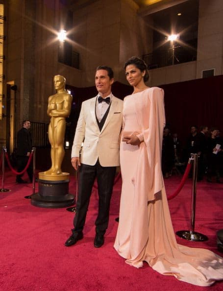 Mathew McConaughey y su esposa con el premios al mejor actor masculino en la celebración de los "scar en el Hollywood & Highland Center el 2 de marzo de 2014, en Hollywood, California.
