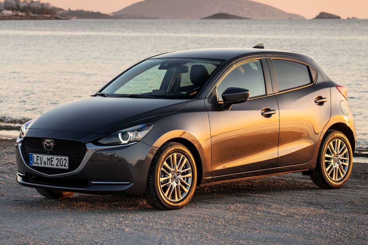 <h3 class="cms-H3-H3"><b>Mazda2</b></h3>
<br>
<br>El Mazda2 estuvo a la venta en Estados Unidos a partir de 2010, en un momento en que los consumidores buscaban maneras de ahorrar dinero, no solo en términos de pago sino también en combustible. Sin embargo, esto fue cambiando en los años siguientes y para 2014 tuvo que ser retirado del mercado por sus bajas ventas. La historia es diferente en México, pues no solo se ha seguido vendiendo desde su debut, sino que también ha sido actualizado periódicamente. 
<br>