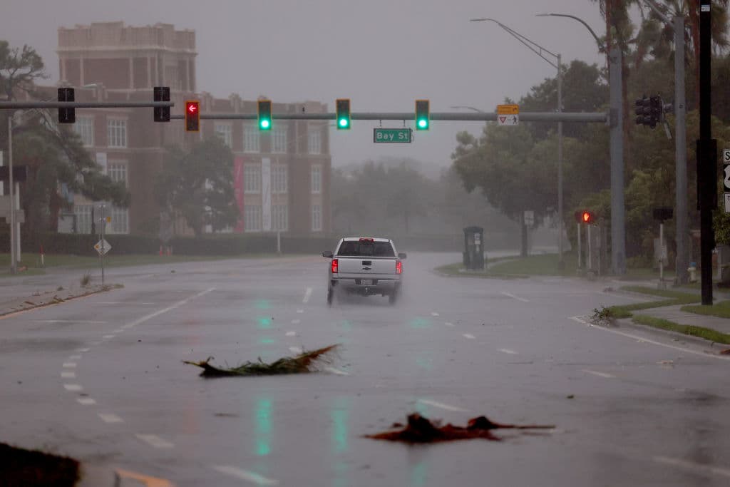 Un vehículo atraviesa los vientos y la lluvia del huracán Ian el 28 de septiembre de 2022 en Sarasota, Florida. Ian está golpeando el área como un probable huracán de categoría 4.