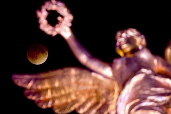 Y la siguiente toma es del monumento al Ángel de la Independencia en la ciudad de México.