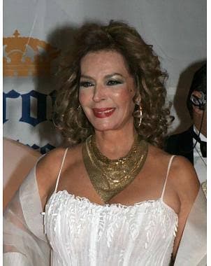 Conservando su belleza, sin ninguna cirugía estética, Elsa Aguirre asegura que todo se debe a una sana alimentación y a practicar yoga metódicamente todos los días. Se le ve poco en televisión, pero no descarta volver, si es que le interesa el rol que le ofrezcan.