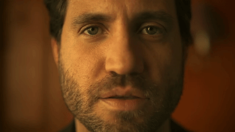 Entre el caos del momento, es cuando la pareja recibe el flechazo, en un romántico momento.