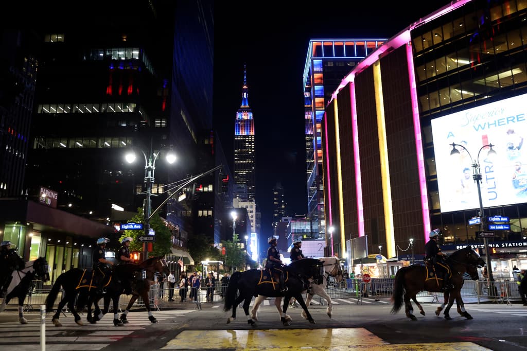 A eso de las 2:00 de la mañana, del domingo, 14 de junio, 
<b>hubo un tiroteo</b> en la 
<b>intersección de la calle 42 con Broadway</b>. 
<b><a href="https://www.univision.com/local/nueva-york-wxtv/joven-entra-en-coma-tras-ataque-grupal-cerca-del-madison-square-garden" target="_blank">Un menor de 17 años</a> fue baleado en el pie izquierdo</b>. Lo trasladaron en condición estable al hospital Bellevue, indicó NYPD.
<br>Además se reportaron 
<b>4 incidentes de apuñalamientos</b> durante la celebración.