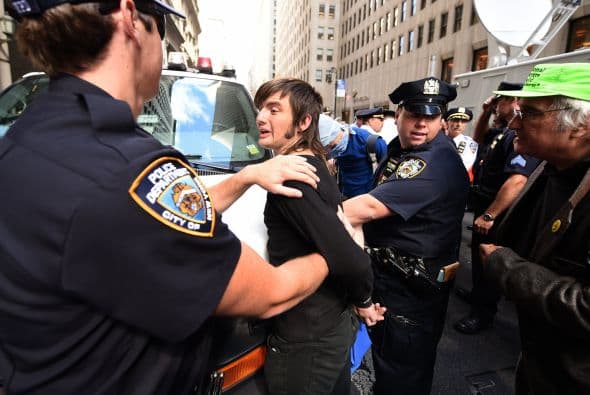 Las detenciones se realizaron luego de que algunos manifestantes intentaron superar una barricada policial.
