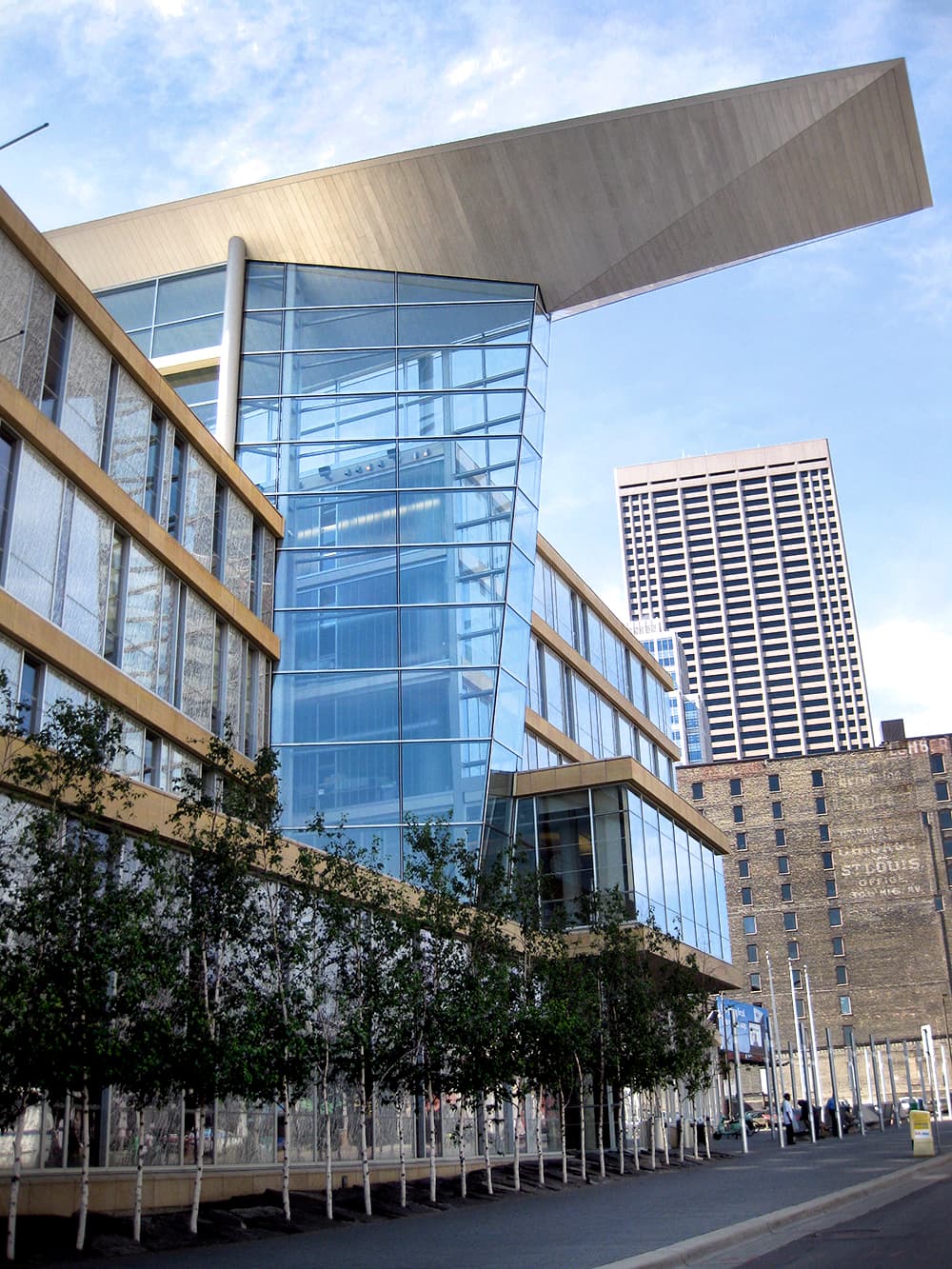 Otras de sus obras emblemáticas son la terminal norte del Aeropuerto de Washington, el Carnegie Hall Tower de Nueva York, El Museo Nacional de Arte de Osaka, el Pacific Design Center de Los Angeles y el Aria Resort de Las Vegas. La imagen muestra la Biblioteca Central de Minneapolis