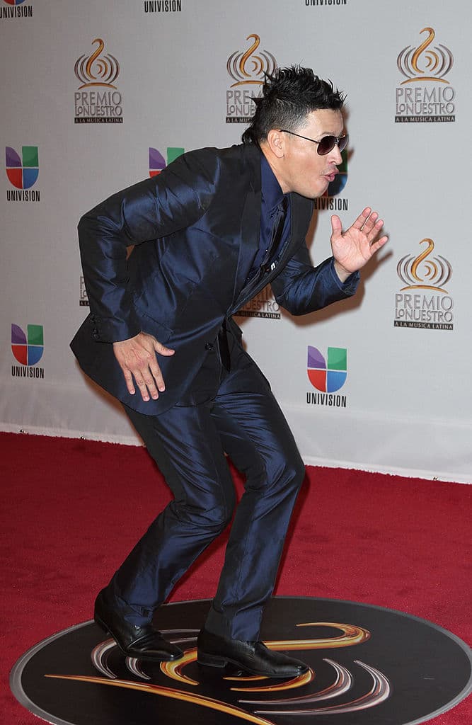 Elvis Crespo posa siempre con desparpajo y sin preocuparse por la espontaneidad de sus gestos. ¡Te amamos por eso! Aquí, en la entrega 2012 del Premio.