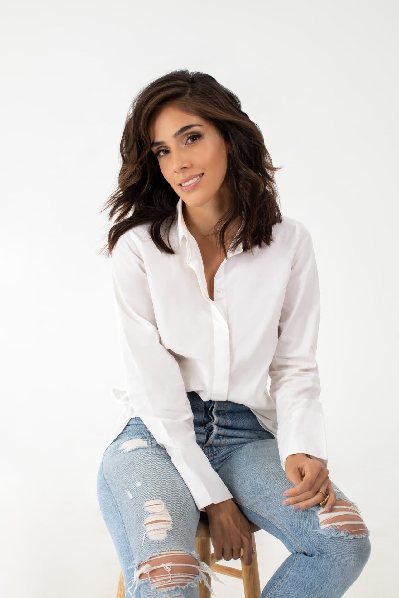 Sandra Echeverría es conocida por su participación en telenovelas y series, pero cantar es su gran pasión. En este reality la veremos combinar ambas disciplinas. La actriz mexicana tiene un arma secreta y es "jugar con su voz en diferentes colores y matices". Recientemente, Sandra confesó que un de los retos a vencer es dominar el baile, pues tiene tiempo que no práctica.