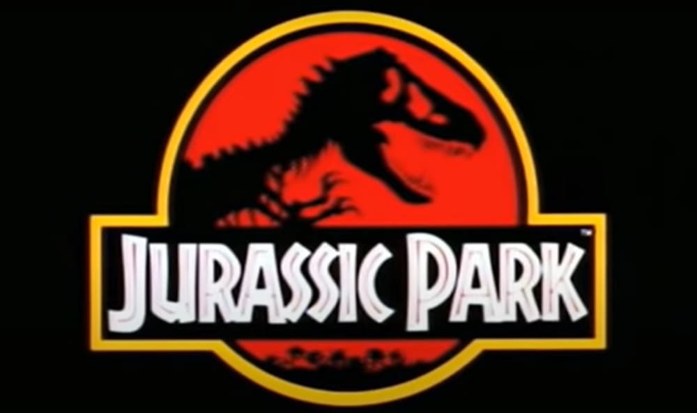 <b>El T-Rex y el antiguo logo</b>
<br>El logo de 'Jurassic Park' es quizás uno de los más reconocibles en el cine, ya que muestra a un impresionante Tyrannosaurus Rex rugiendo dentro de un círculo con un fondo rojo o amarillo.
<br>