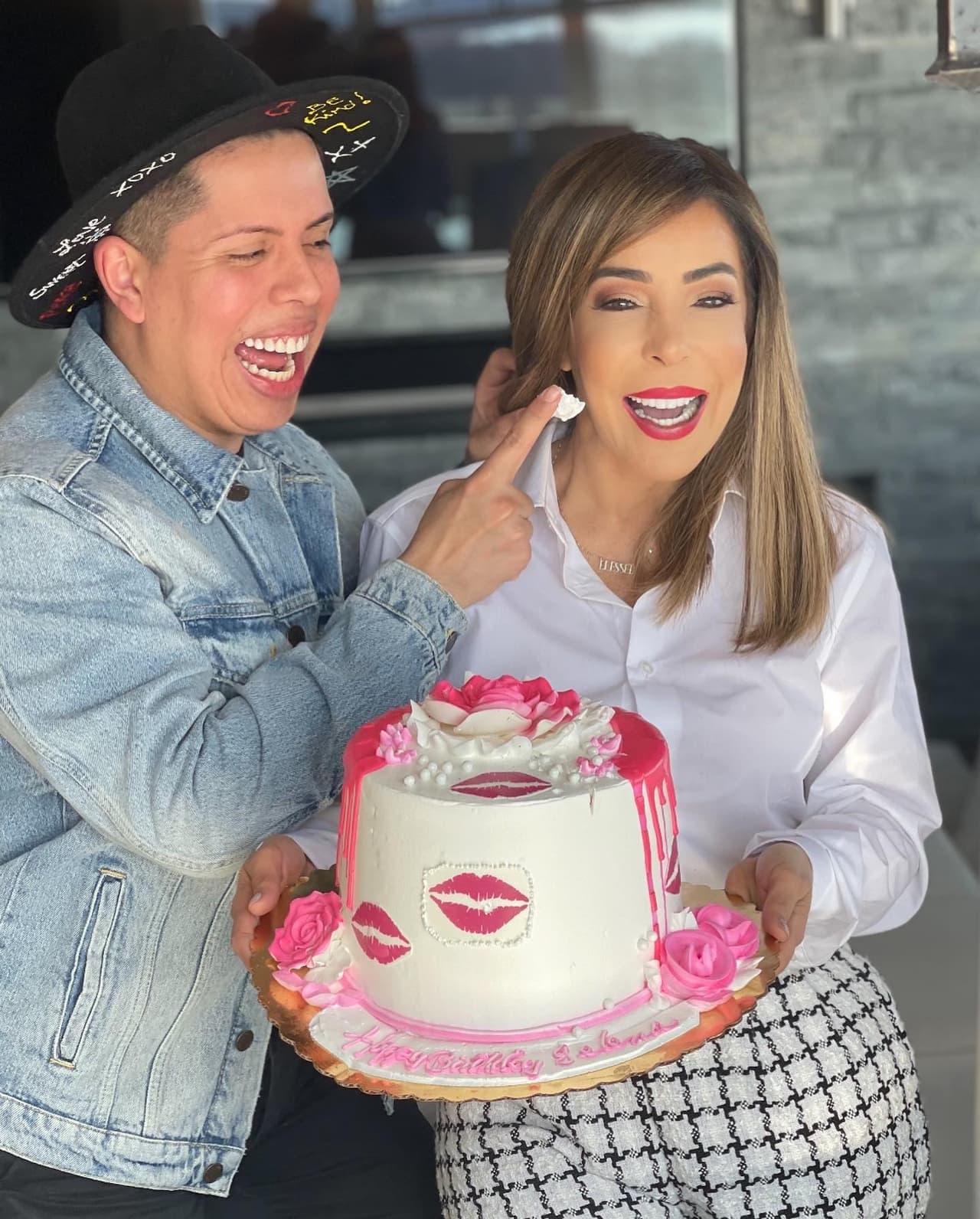 A este festejo se unieron amigos y compañeros de trabajo, como el maquillista Yeison Cortés.