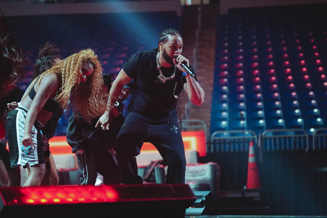 El Alfa interpretará sus éxitos 'Gogo Dance', 'La Mamá de la Mamá' y 'La Romana'.