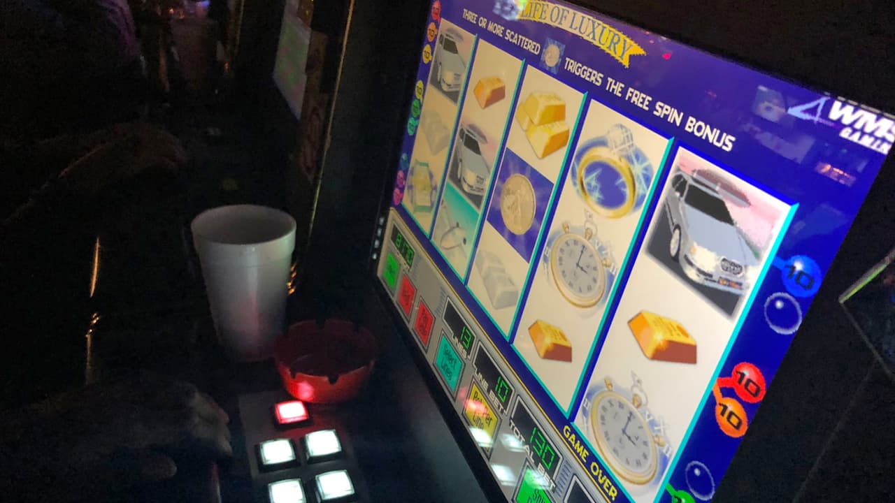 Se informó que más de 200 máquinas de juegos fueron decomisadas durante el operativo.