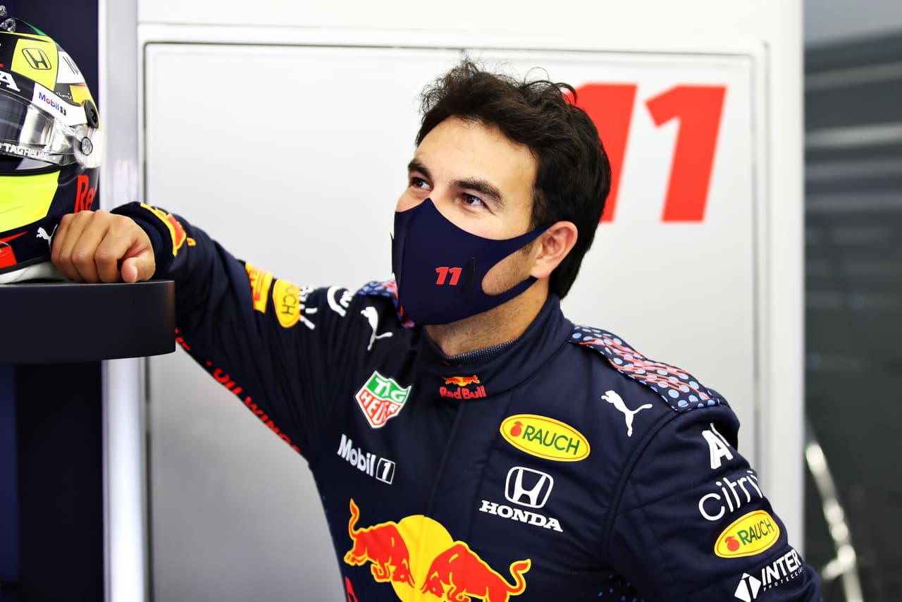Sergio Pérez se vacuna contra el coronavirus en Baréin