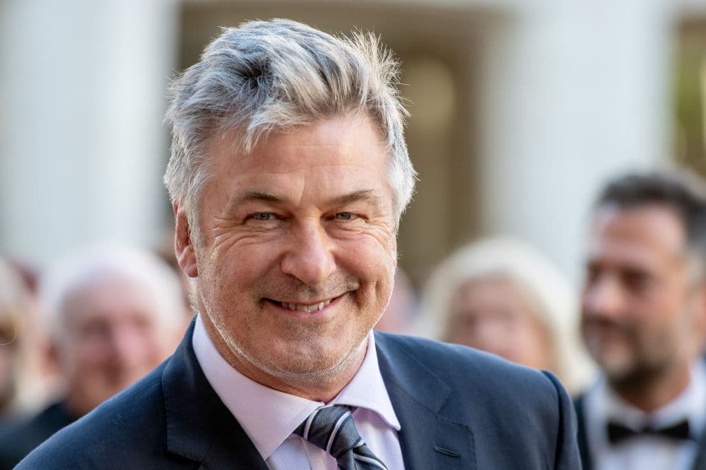 <b>Alec Baldwin</b>, de 60 años actualmente:
<br>Tiene cinco hijos de los cuales cuatro son con su segunda esposa, Hilaria Thomas. Con ella Baldwin tuvo su primer hijo en el 2013 cuando tenía 55 años y desde entonces ha tenido tres más, en 2015, 2016 y recientemente en 2018.