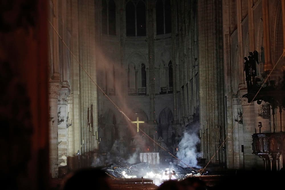 "Pensamos que las cosas son eternas y un día desaparecen": testigos de la catástrofe lamentan el incendio en Notre Dame