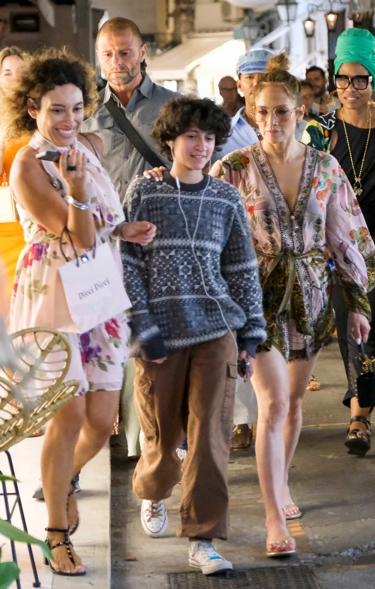 Ahora que Ben Affleck regresó con sus hijos a casa, Jennifer López pasea felizmente con Emme y ‘Max’ en la Isla de Capri, Italia. 
<br>