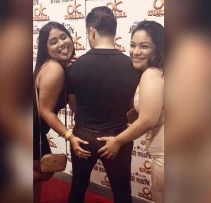 De manera frecuente, Larry se deja 'apapachar' por sus fans, como cuando deja que le toquen el trasero para complacerlas.