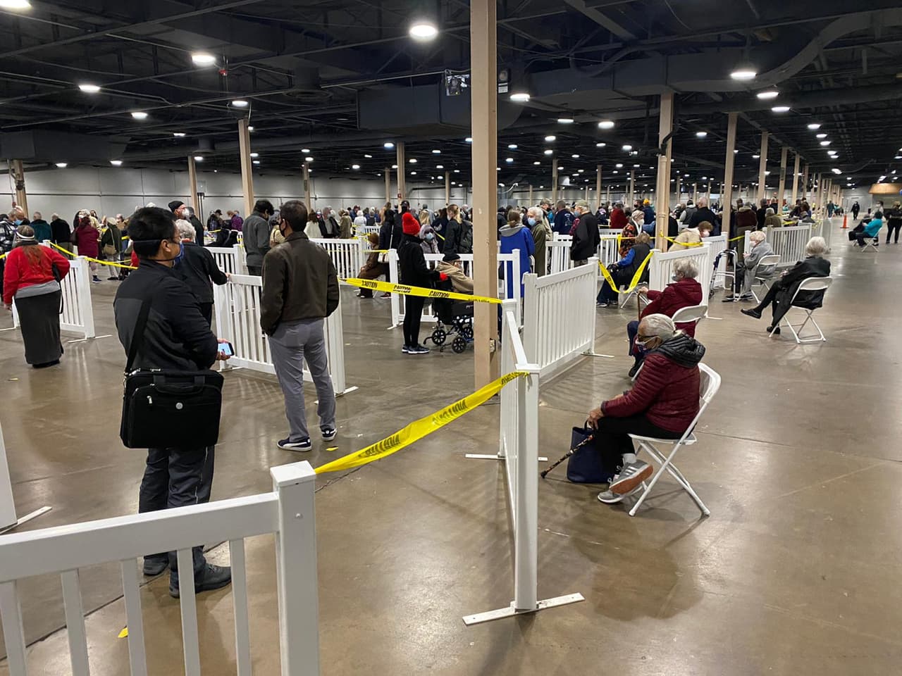 El Parque de la Feria en Dallas abrió este lunes para recibir a miles de pacientes que se vacunaron contra el coronavirus.
<br>