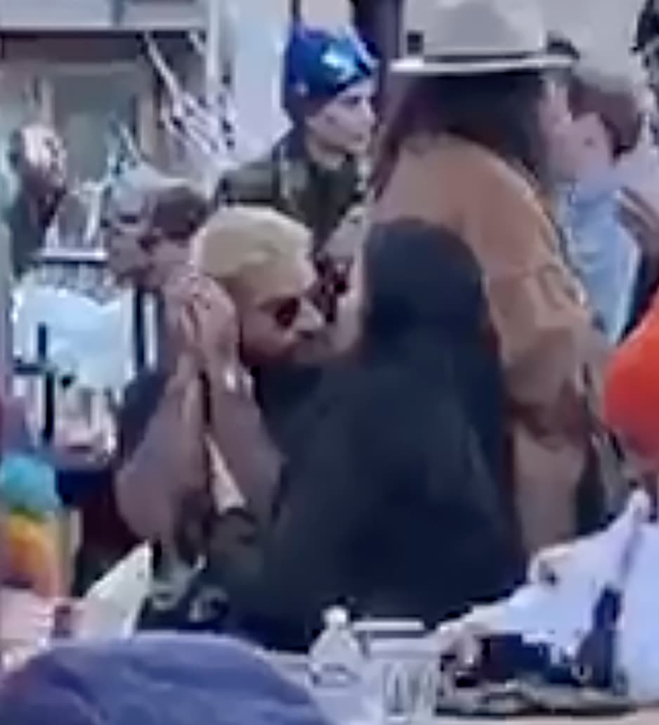 Antes de llegar a Islandia, Maluma y su familia estuvieron algunos días en Aspen, donde el cantante fue 
<b><a href="https://www.univision.com/famosos/paparazzo-capta-a-maluma-besando-a-una-modelo-rusa-durante-sus-vacaciones-familiares-en-aspen-fotos">captado con la modelo rusa Vivien Rubin</a></b>. 
<br>