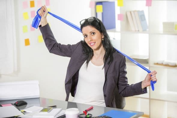 Descanso activo. Mientras estás en el trabajo, los estiramientos y movimientos pueden ayudarte a evitar problemas mayores, aseguró Ruiz.
