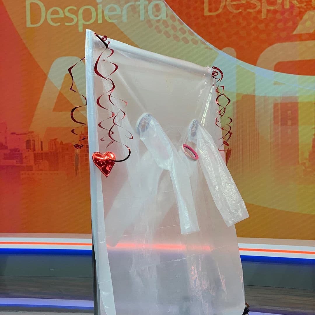 Los inmensos deseos de demostrar amor fueron más fuertes y nuestra diseñadora de set, Paloma de la Nuez, recreó este artefacto para dar abrazos, inspirada en la ingeniosa idea de una niña que se viralizó.