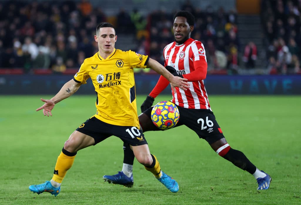 Joao Moutinho y Rúben Neves se convierten en los goleadores del día y le dan la victoria 1-2 al Wolverhampton sobre el Brentford.