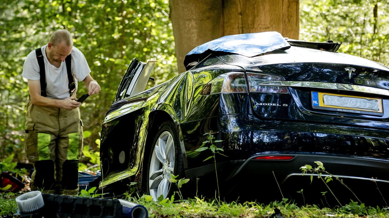 <h3 class="cms-h3-H3">CONTRA: A veces mucha potencia de forma instantanea es demasiada potencia. </h3>
<br>Tanta potencia no solo puede ser un problema en manos de conductores irresponsables, sino que también implicará una curva de aprendizaje para la gran mayoría de conductores acostumbrados a la manera progresiva en que los motores de combustión interna desarrollan velocidad.
<br>
<br>
<b>Imagen</b>: Este 
<b>Tesla Model S</b> se estrelló a alta velocidad contra un arbol en Holanda.