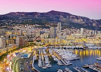 3. AVENIDA PRINCESA GRACIA. Corre a lo largo de la costa. Está ubicada en Mónaco, y tiene un costo promedio por metro cuadrado de 86,000 dólares. (Imagen tomada de Twitter).