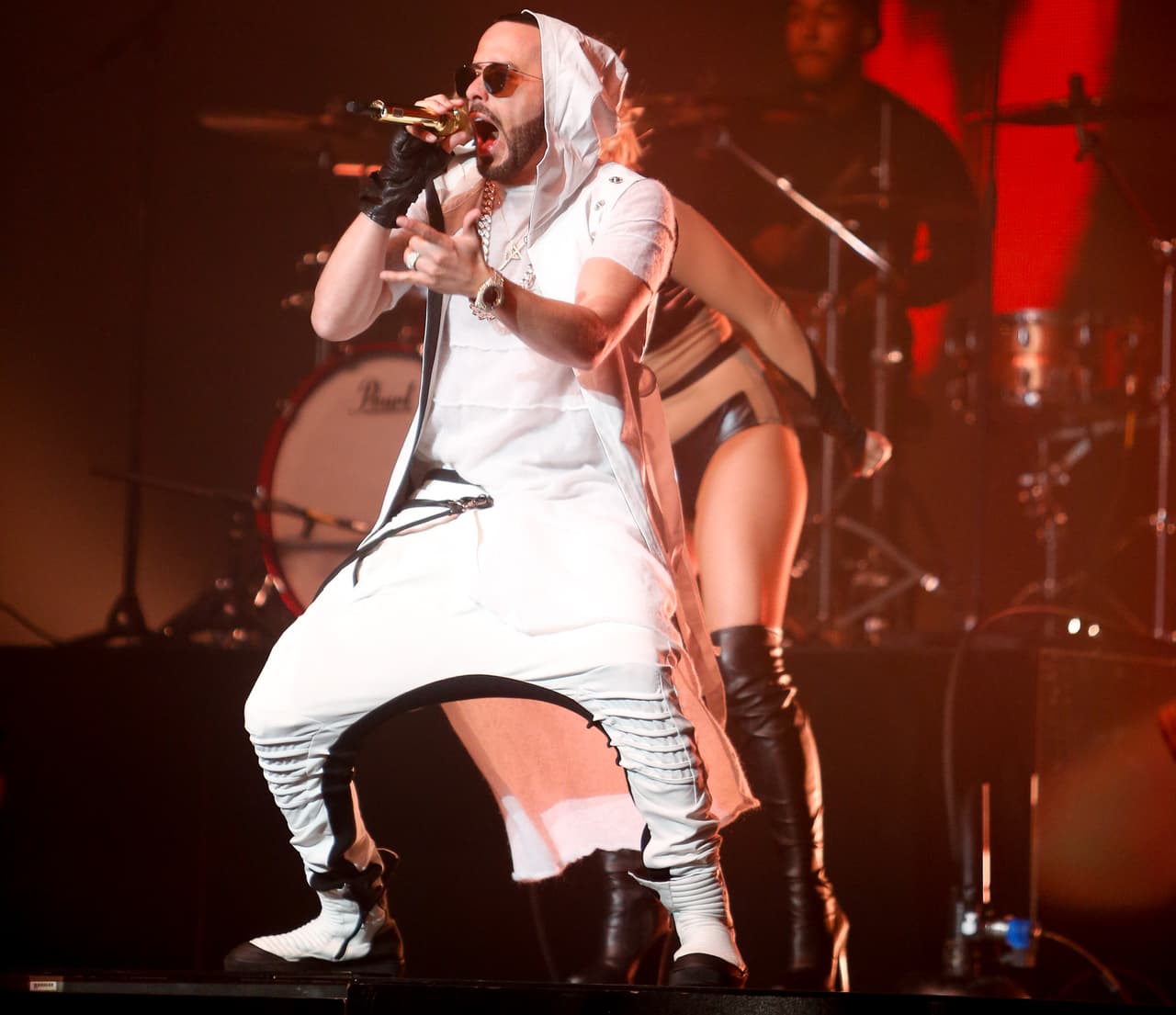 Mientras que Yandel lo luce cuando baila sobre el escenario durante sus conciertos.