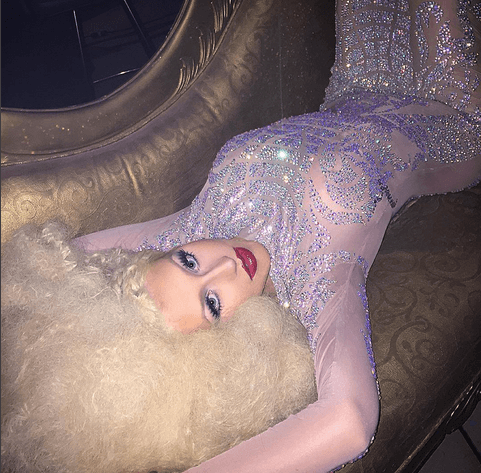 Parece que a sus 35 años esta sexy mujer está reviviendo su lado más hot.