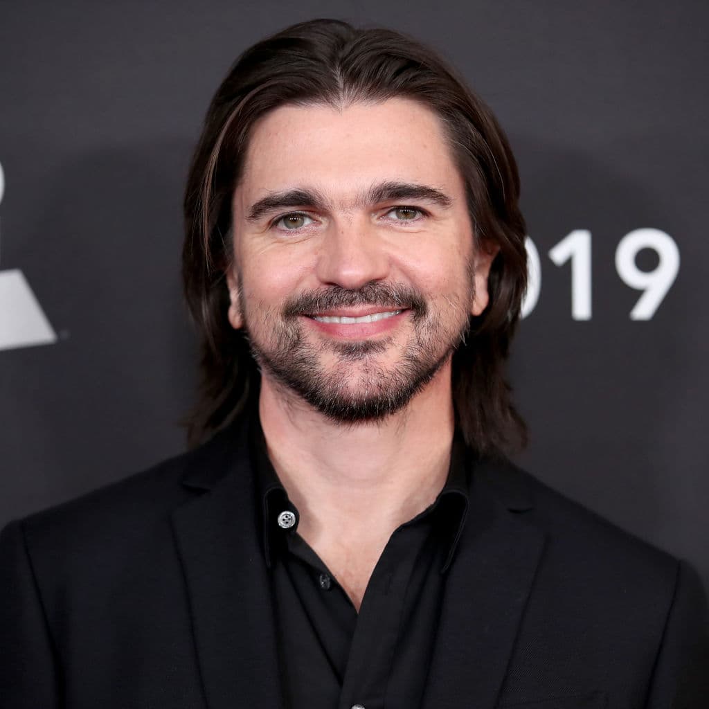 En honor a los dos seres que le dieron la vida,
<b> Juanes</b> quiso llevar a sus padres en su piel. En un video que publicó el 13 de septiembre de 2021, en su cuenta de Instagram, mostró todo el proceso que tuvo que pasar para que quedaran para siempre en su piel.