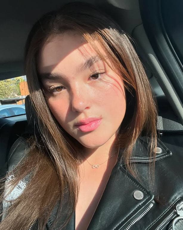 Su primogénita es Emily Álvarez, quien tiene 19 años y a través de sus redes sociales muestra cómo es su lujosa vida. A ella la tuvo durante su relación con Karen Beltrán.
<br>