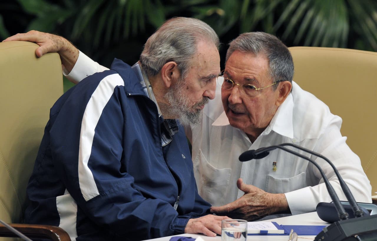 Fidel y Raúl Castro durante un Congreso del Partido Comunista el 19 de abril del 2011.